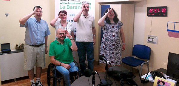 Anxo Queiruga y el equipo de “Conecta con nosotros” realizando el gesto de la campaña “Míranos con otros ojos, queremos quitarnos la máscara“