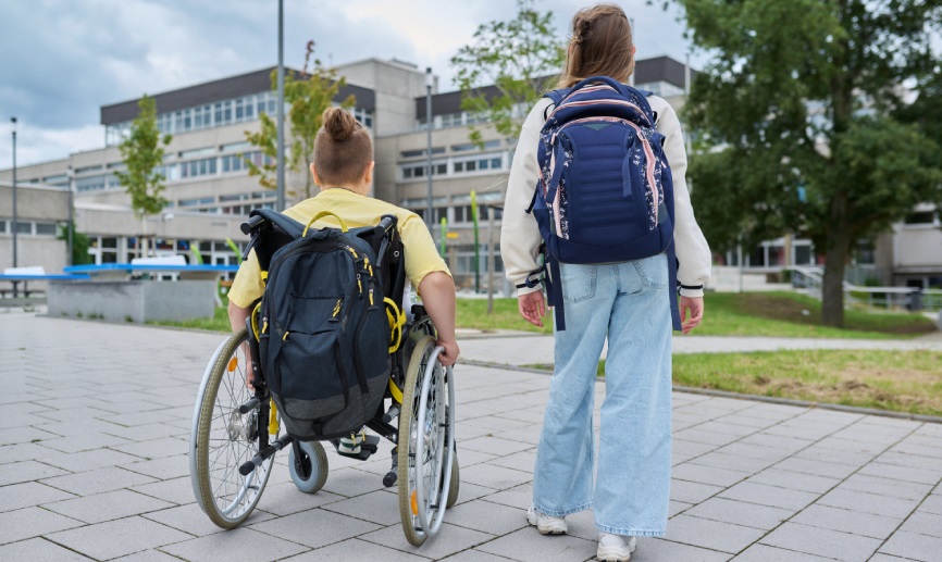 Alumnado con discapacidad dirigiéndose a un centro educativo