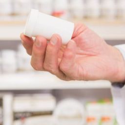 Farmacéutico dispensando un medicamento