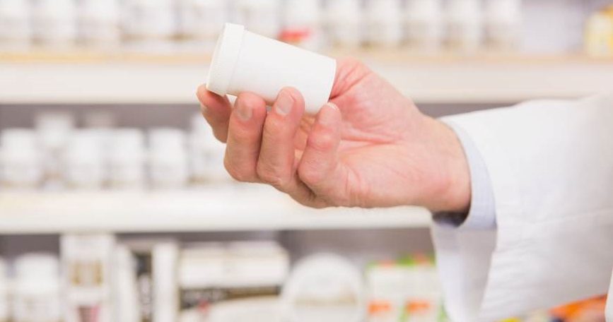 Farmacéutico dispensando un medicamento