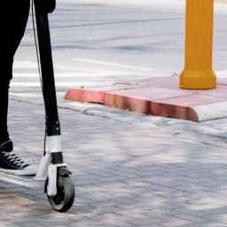 Persona usando un patinete eléctrico