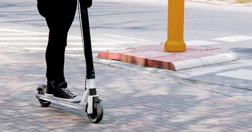 Persona usando un patinete eléctrico