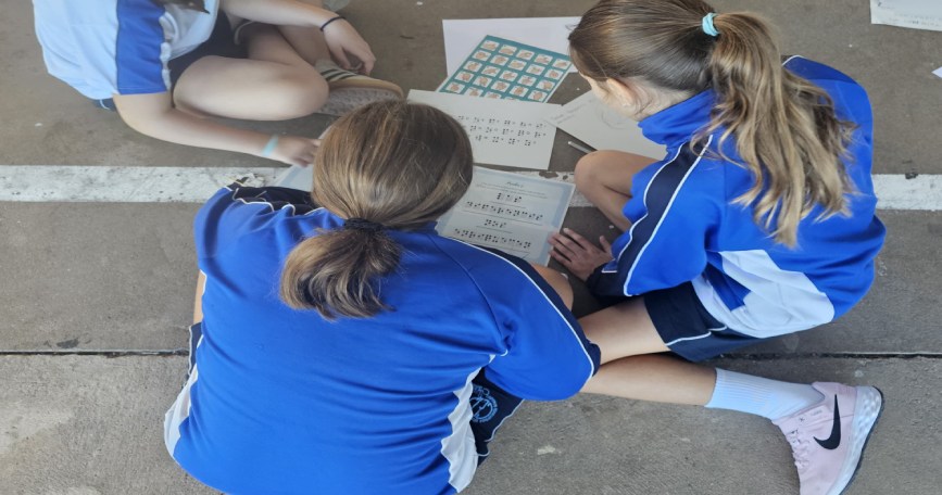 Imagen de alumnas practicando una de las actividades