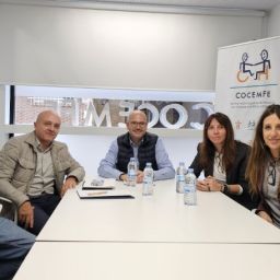 Firma de convenio entre COCEMFE y ANEACAMP para actividades de ocio adaptadas a personas con discapacidad.