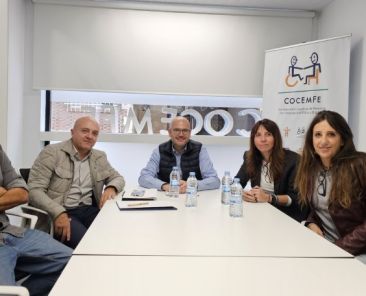 Firma de convenio entre COCEMFE y ANEACAMP para actividades de ocio adaptadas a personas con discapacidad.