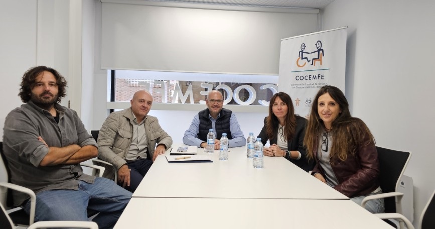 Firma de convenio entre COCEMFE y ANEACAMP para actividades de ocio adaptadas a personas con discapacidad.