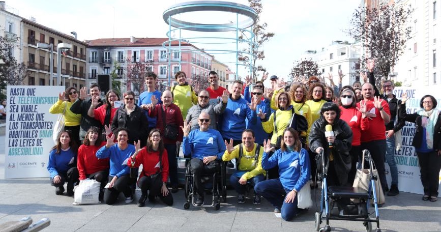 Personas con discapacidad durante la campaña "Teletransporte contra la discriminación" en Madrid.