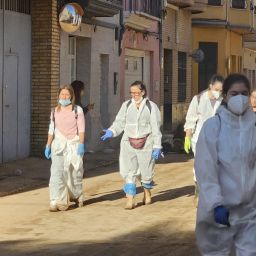 Voluntarios de COCEMFE CV trabajando en la limpieza tras la DANA en Valencia