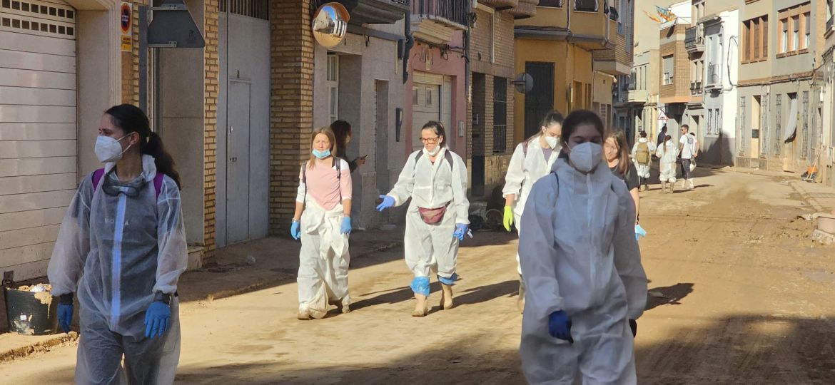 Voluntarios de COCEMFE CV trabajando en la limpieza tras la DANA en Valencia