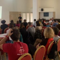 Grupo de personas participando en una presentación durante el curso internacional de Trail Orienteering organizado por COCEMFE en Chipre, en el marco del proyecto IOFA.