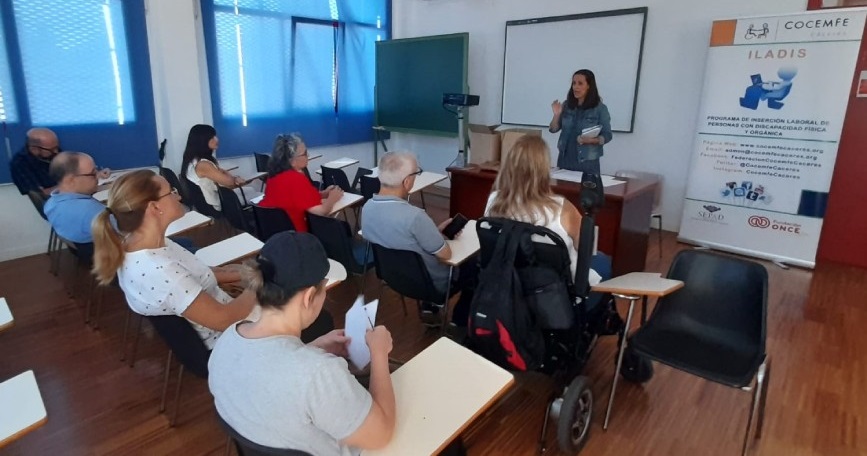 Personas con discapacidad en clase durante curso del Proyecto ILADIS