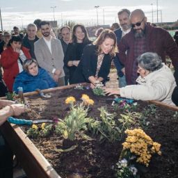 Autoridades y personas con discapacidad en el huerto urbano accesible de San Lorenzo