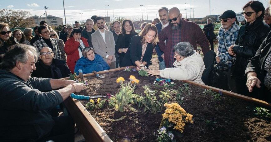 Autoridades y personas con discapacidad en el huerto urbano accesible de San Lorenzo