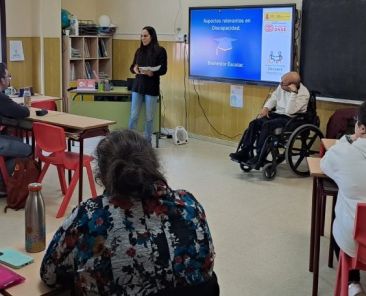 Formación de COCEMFE para docentes sobre inclusión educativa.