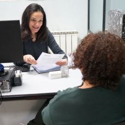 Asesora de COGAMI apoyando a persona con discapacidad en orientación laboral