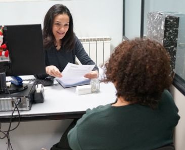 Asesora de COGAMI apoyando a persona con discapacidad en orientación laboral