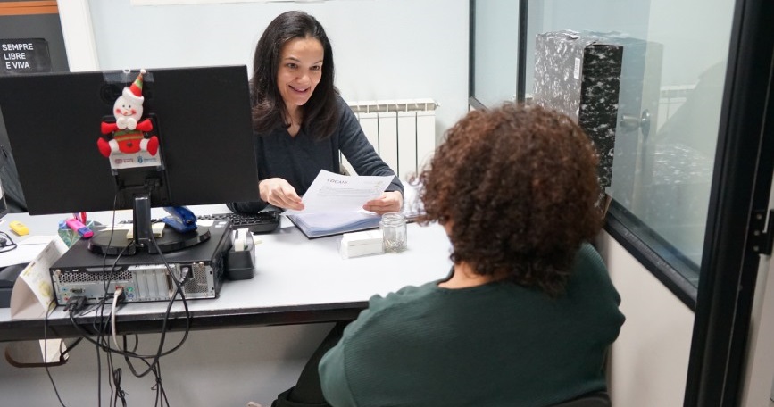 Asesora de COGAMI apoyando a persona con discapacidad en orientación laboral