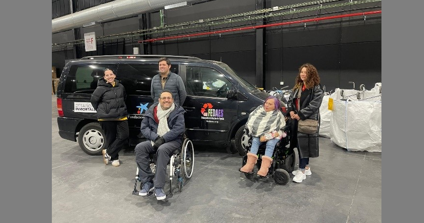 Voluntarios de FEDAES en la campaña solidaria de recogida de material ortoprotésico.