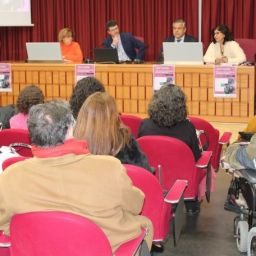 Personas asistentes y ponentes en la jornada sobre discapacidad y medios organizada por COCEMFE Sevilla