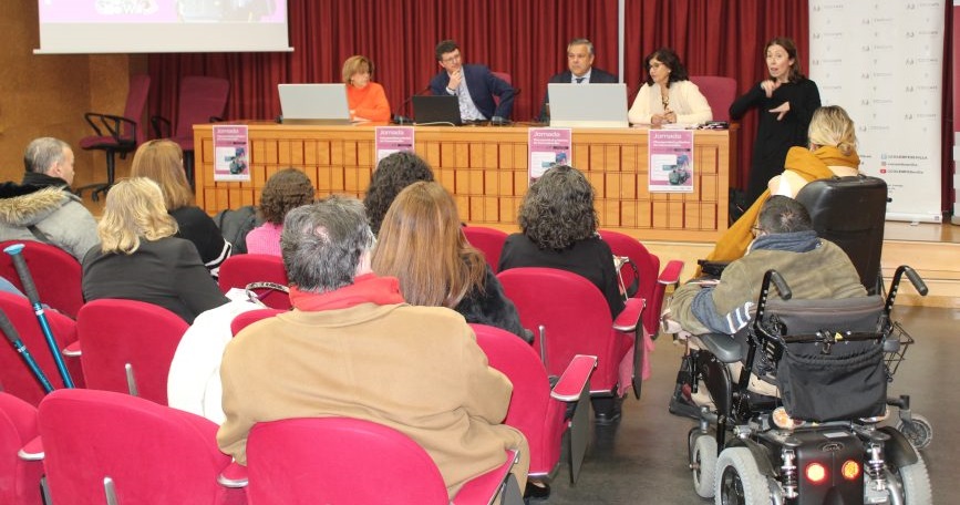 Personas asistentes y ponentes en la jornada sobre discapacidad y medios organizada por COCEMFE Sevilla