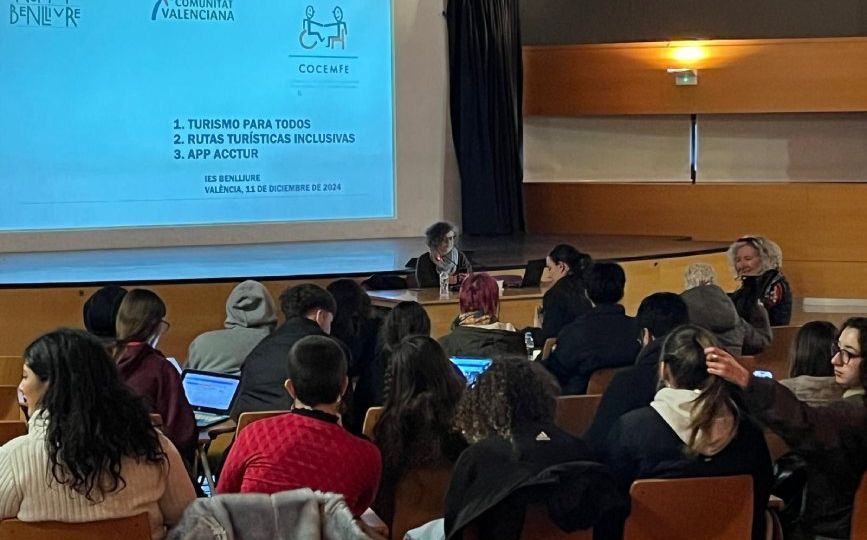 Charla sobre accesibilidad turística impartida por COCEMFE CV en el IES Benlliure