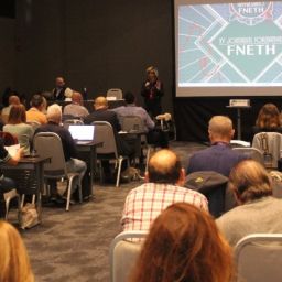 Asistentes y Eva Pérez Bech en las jornadas de FNETH sobre trasplante hepático.