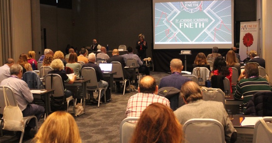 Asistentes y Eva Pérez Bech en las jornadas de FNETH sobre trasplante hepático.