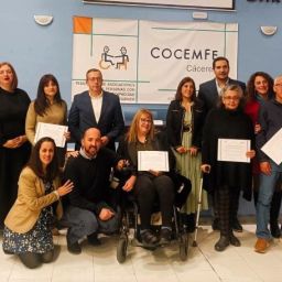 Grupo del alumnado del Proyecto ILADIS de COCEMFE Cáceres