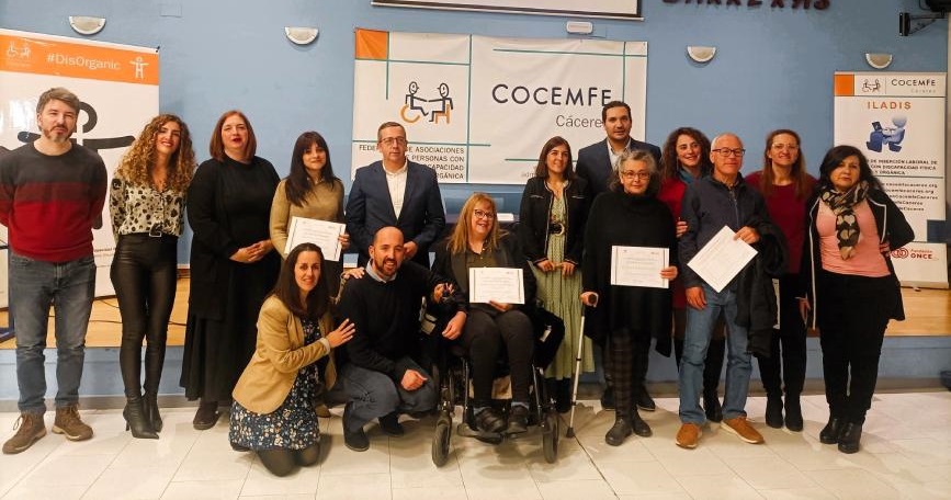 Grupo del alumnado del Proyecto ILADIS de COCEMFE Cáceres