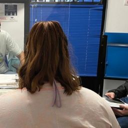 Dos personas recibiendo asesoramiento en la OVIACC de COCEMFE Cáceres.