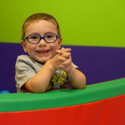 Niño sonriendo en el testimonio de la campaña 'Yo decido' de COGAMI